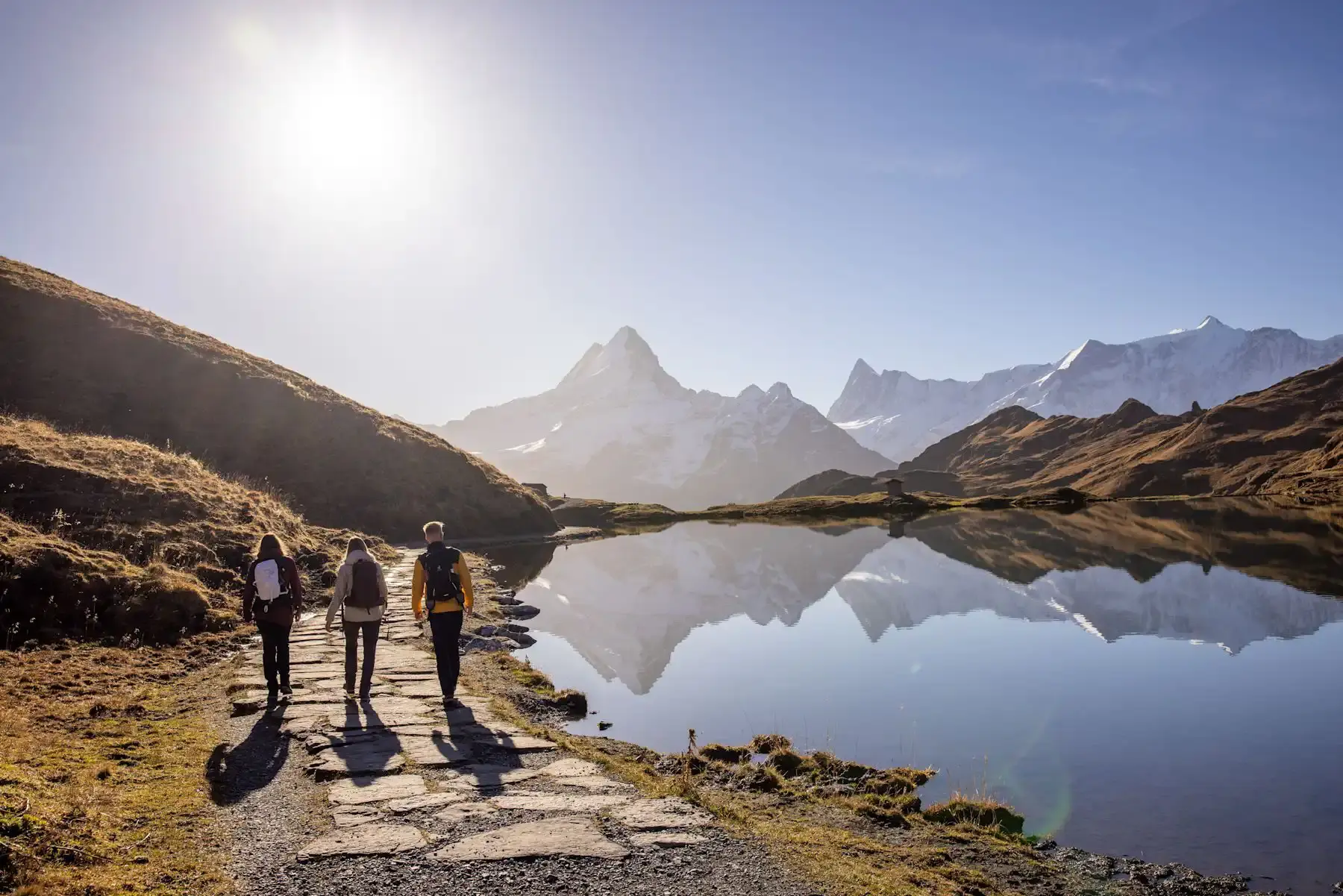 Grindelwald first herbst bachalpsee wandern 3 personen von hinten