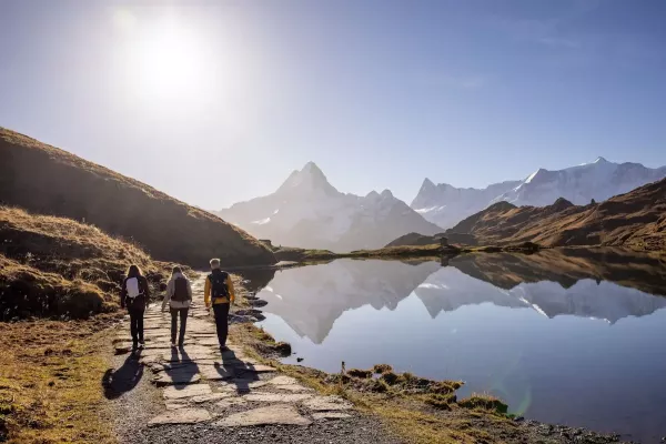 Grindelwald first herbst bachalpsee wandern 3 personen von hinten