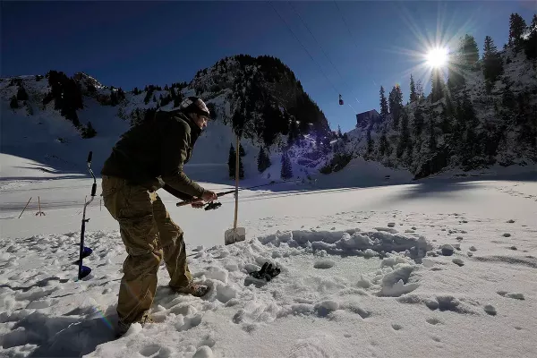 Erlebniswelt Stockhorn ice fishing